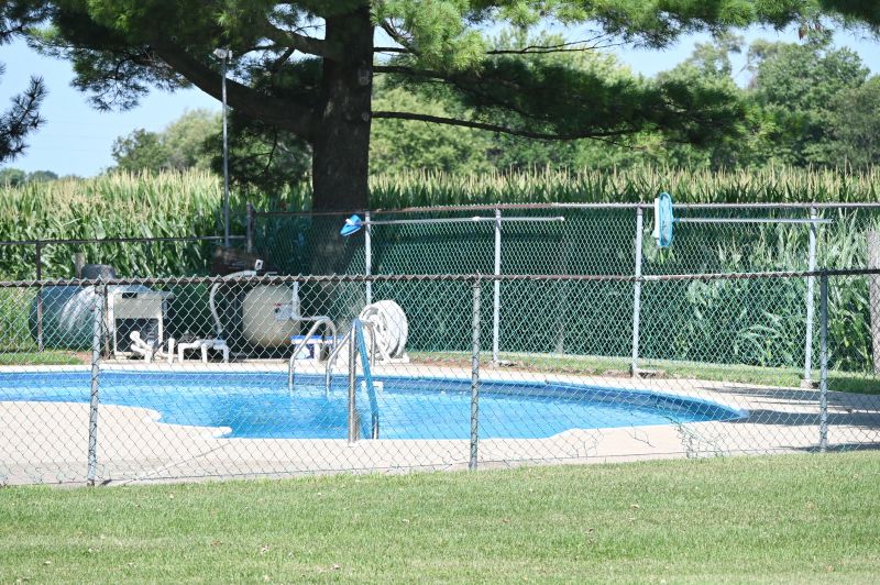 Who Does Pool Safety Fence Installations